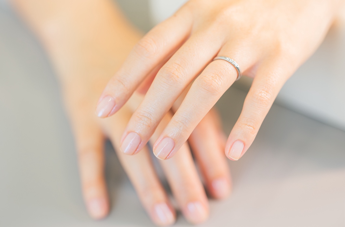 丁寧にお手入れされた、健康で美しい自爪の手元