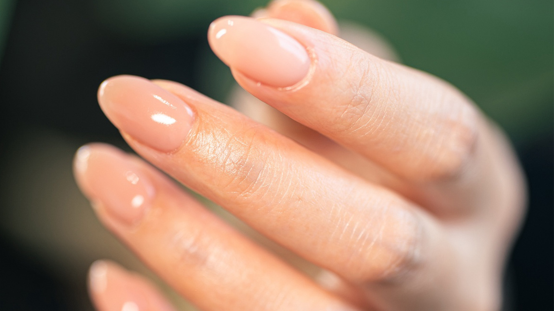 リラックスできるnail salon ota. の内装。グレーのソファチェアがある明るい施術スペース