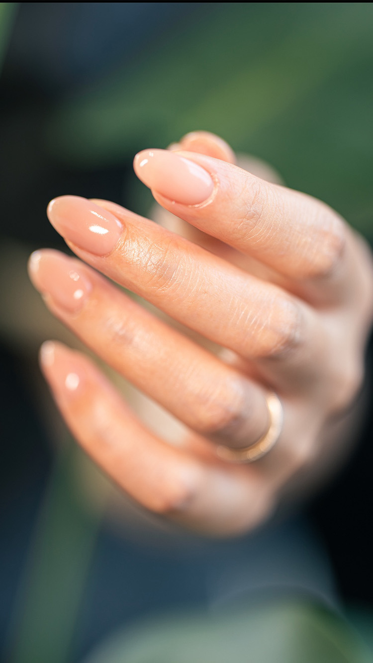 リラックスできるnail salon ota. の内装。グレーのソファチェアがある明るい施術スペース