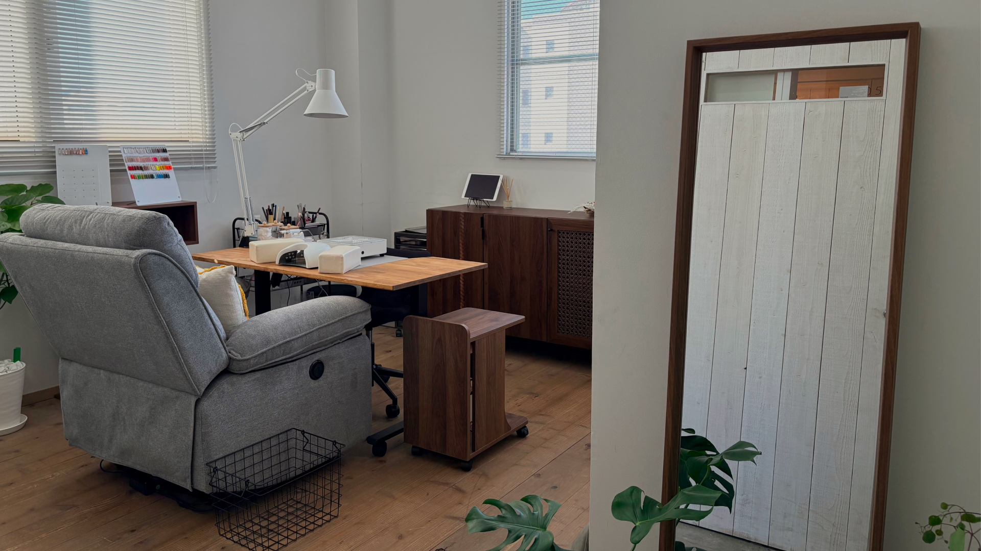 リラックスできるnail salon ota. の内装。グレーのソファチェアがある明るい施術スペース